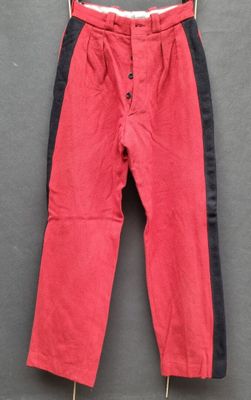 un pantalon rouge suspendu à un porte-vêtements