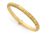 un bracelet rigide en or jaune orné d'un motif gravé