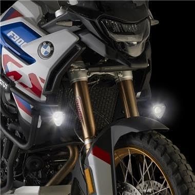 un gros plan d'une moto sur fond noir