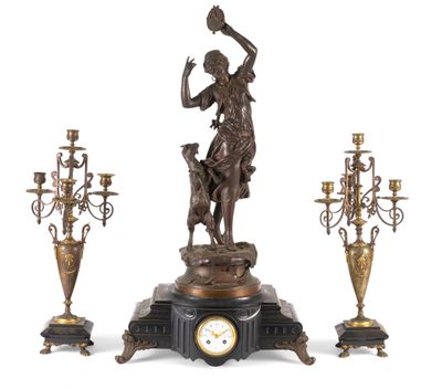 une statue en bronze représentant une femme tenant un oiseau et un candélabre
