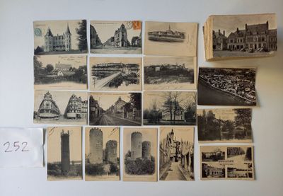 de nombreuses vieilles photos accrochées au mur d'une pièce
