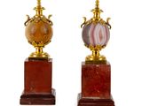 une paire de vases en marbre et en laiton sur des socles, sur fond blanc