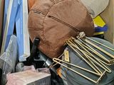 une boîte en carton remplie d'objets hétéroclites