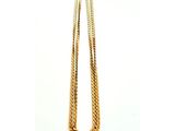 un collier en or sur fond blanc