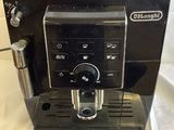 une machine à café posée sur une table
