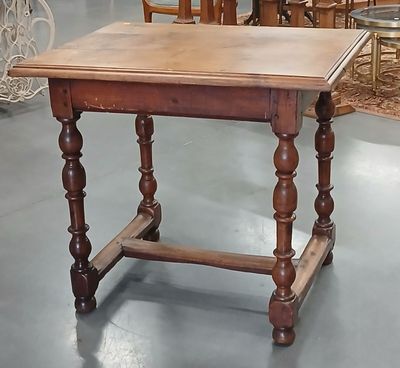 une petite table avec un plateau en bois dans une pièce