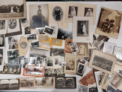 beaucoup de vieilles photos sur la table ensemble