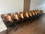beaucoup de chaises alignées en rang