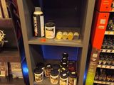 une étagère sur laquelle sont disposés divers articles dans un magasin