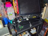 un bureau sur lequel sont posés un ordinateur portable et un téléviseur