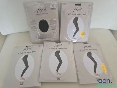 quatre paires de leggings sont posées sur une surface blanche