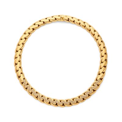 un bracelet en chaîne d'or serti de diamants sur fond blanc