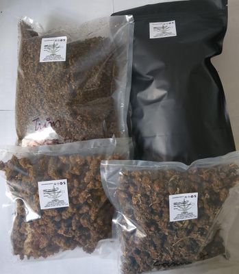 trois sachets de noix et un sachet de granola