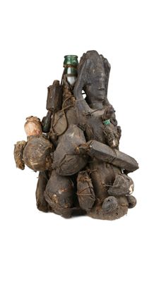 une statue représentant un homme assis sur un tas de chaussures