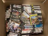 un grand nombre de dvd dans une boîte posée sur le sol