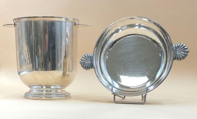 deux vases en argent posés l'un à côté de l'autre sur une table