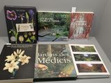 Plusieurs livres sont posés sur une table, à côté d'une paire de ciseaux.