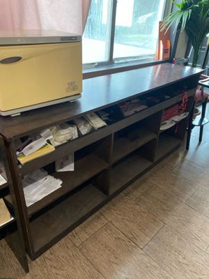 Lot comprenant : - 1 meuble vestiaire en stratifié bois noir…