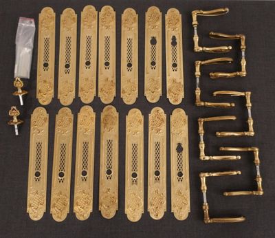 un lot de six poignées de porte en laiton ancien