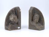 une paire de serre-livres en bronze représentant un homme et une femme