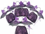 une photo d'un ensemble de combinaisons violettes ornées de nœuds violets