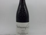 la bouteille de vin est posée sur la table à côté du mur