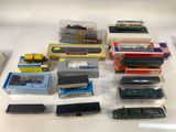 de nombreux types de trains miniatures exposés sur une table
