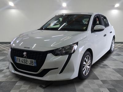 la photo d'une voiture blanche garée dans un garage
