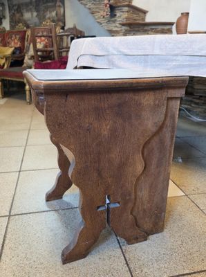 une table en bois recouverte d'une nappe blanche