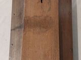 une boîte en bois percée d'un trou