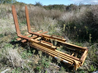 une chaise posée au milieu d'un champ