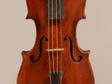 un vieux violon auquel est accroché un archet au niveau du manche