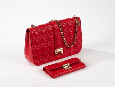Sac à main Chanel en cuir matelassé rouge, avec des finitions dorées, et un portefeuille assorti