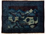 un tapis bleu et noir orné d'un paysage de montagne