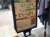 un panneau présentant le menu, posé sur la table à l'extérieur d'un restaurant
