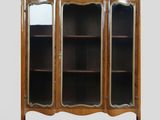une vitrine ancienne française en noyer avec des portes miroir