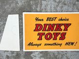 une pancarte sur laquelle est écrit « Dinky Toys » à côté d'une feuille de papier