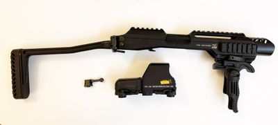 un pistolet posé sur une table