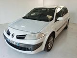la photo d'une voiture blanche garée dans un garage