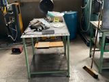 une table sur laquelle se trouvent quelques outils, dans une pièce
