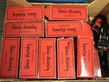 une boîte remplie de bonbons de toutes sortes