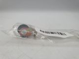 un sac en plastique contenant un CD, posé sur une table