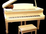 un piano blanc et un tabouret devant un fond noir