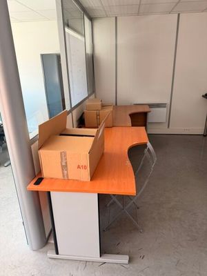 un bureau sur lequel se trouve une boîte, dans un bureau