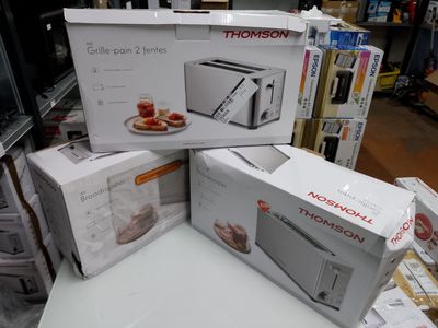 trois boîtes de grille-pain empilées les unes sur les autres