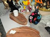 une table sur laquelle se trouvent de nombreux objets en bois
