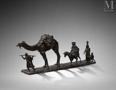 figurine en bronze représentant un chameau et trois hommes, posée sur un socle en bois