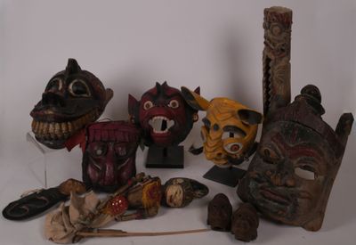 beaucoup de masques posés sur une table