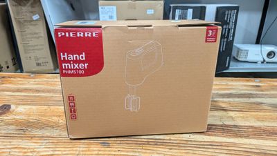 la boîte est vide et prête à être ouverte sur la table