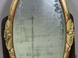 un miroir posé sur un support en bois